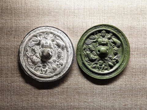 環(huán)列式神人神獸紋鏡