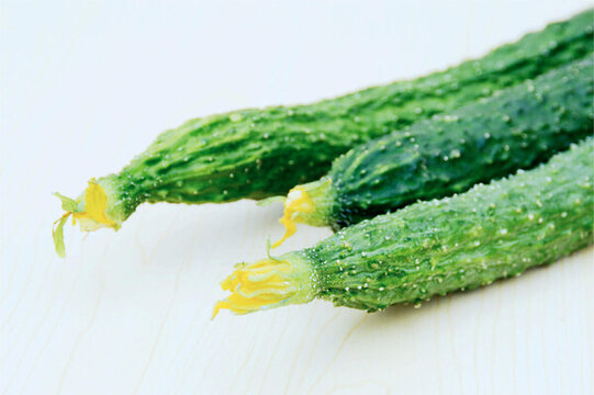 三個(gè)黃瓜