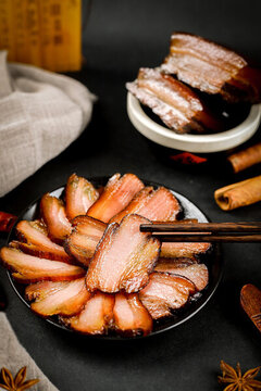 裝在盤(pán)子里面的臘肉