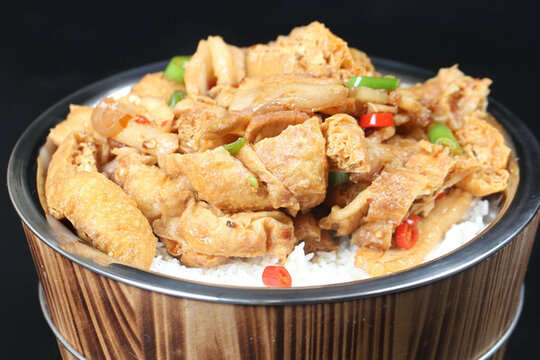 油豆腐炒五花肉木桶飯
