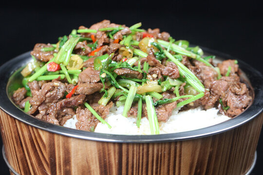 牛肉木桶飯