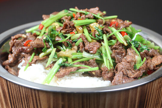 牛肉木桶飯