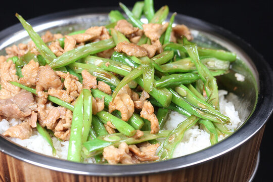 豆角炒肉木桶飯