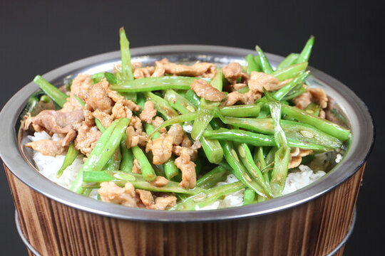 長豆角炒肉木桶飯
