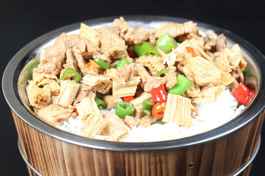 支竹炒肉木桶飯