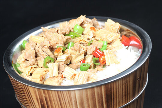 支竹炒肉木桶飯