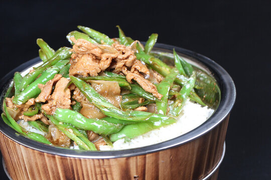 青椒炒肉木桶飯