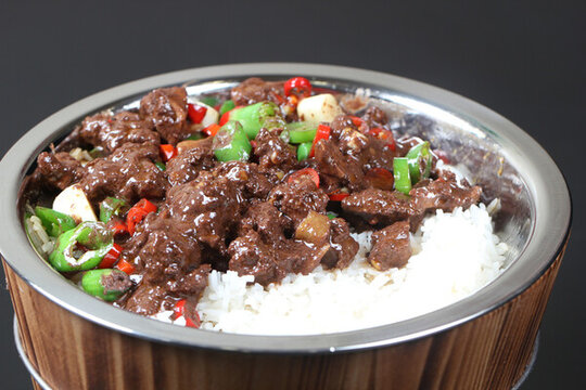 牛肉木桶飯