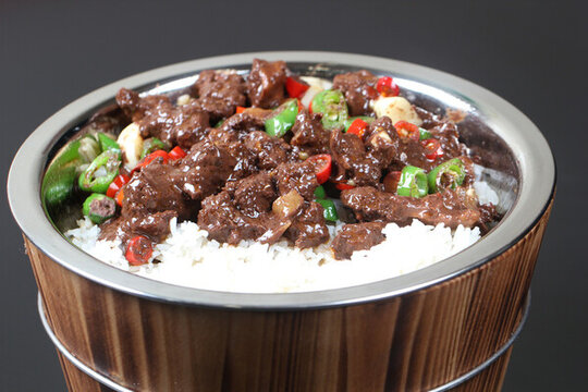 牛肉木桶飯