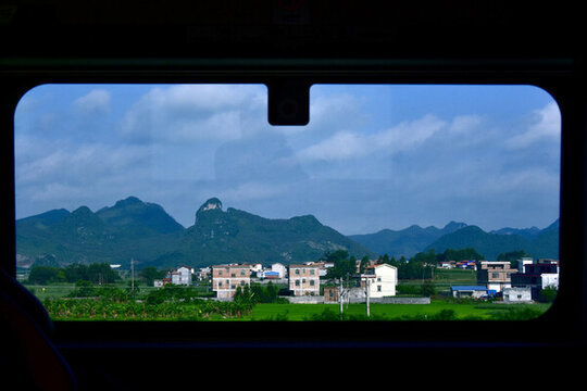 廣西高鐵車窗外的風(fēng)景