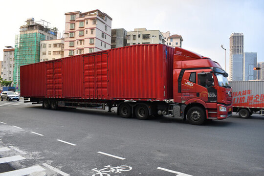 紅色大卡車在馬路行駛