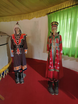蒙古族男女传统服饰