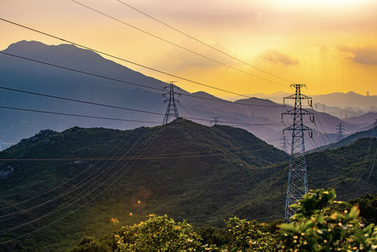 跨過山巒的電塔