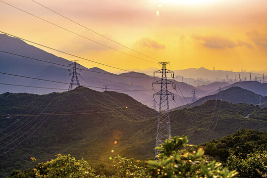 跨過山巒的電塔