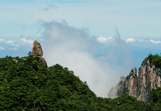 遠(yuǎn)眺黃山飛來石