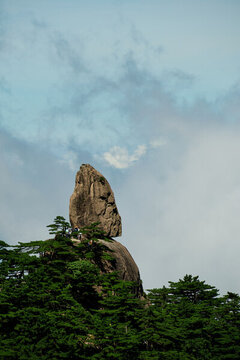安徽黃山仙桃峰飛來石