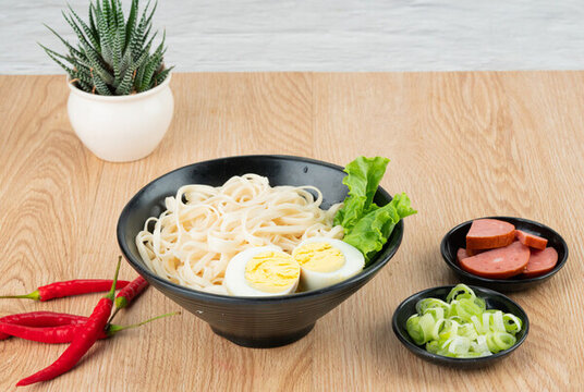 雞蛋排骨面
