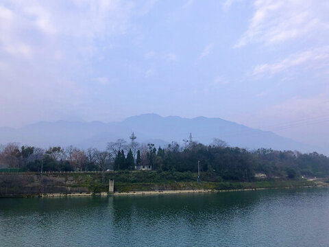 朦朧遠(yuǎn)山