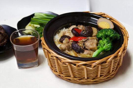 香菇排骨煲仔飯