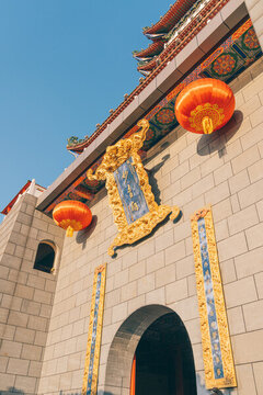 广西柳州西来寺蓝天下的佛寺