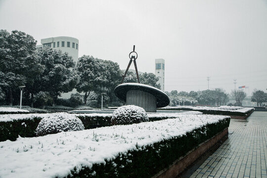 校園入口的雪景