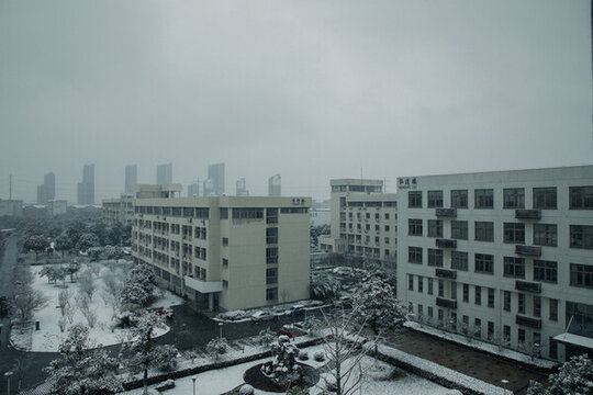校園雪景俯拍