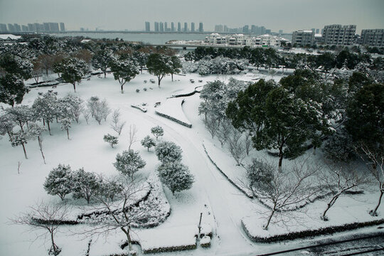 樓道雪景