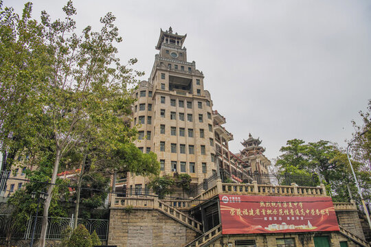 廈門(mén)集美中學(xué)南薰樓與樹(shù)木