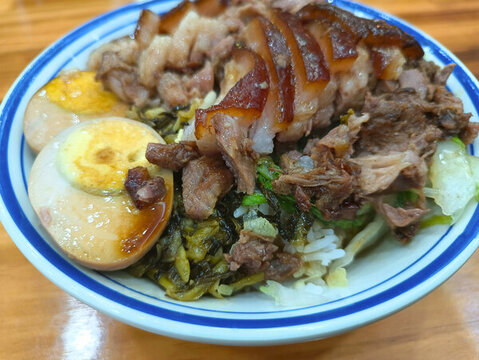 一份鹵肉飯