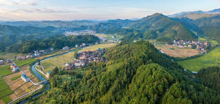 航拍秋天農(nóng)村生態(tài)農(nóng)業(yè)稻田