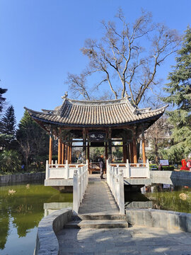 白族建筑公園亭子