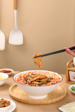 麻辣米線風(fēng)味雞肉米線