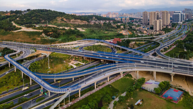 縱橫交錯(cuò)車來(lái)車往都市高架橋