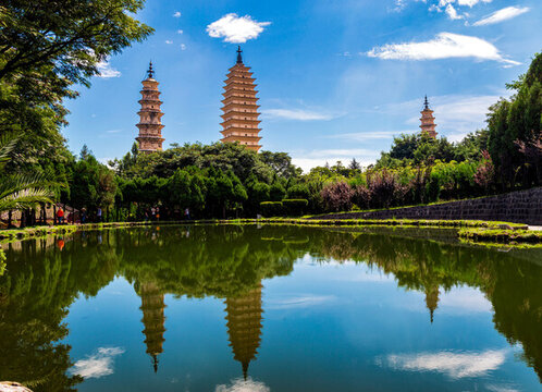 藍天白云倒影大理崇圣寺三塔