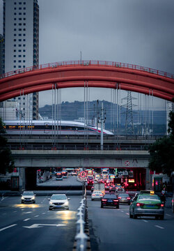 復(fù)興號從城市上空飛馳而過