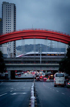 復(fù)興號(hào)從城市上空飛馳而過(guò)