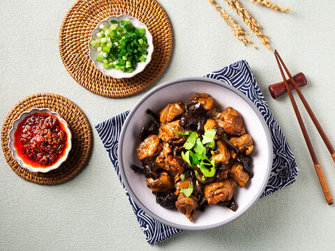 小雞燉蘑菇蓋飯