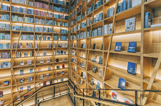 江蘇南京書店里的大型木制書柜