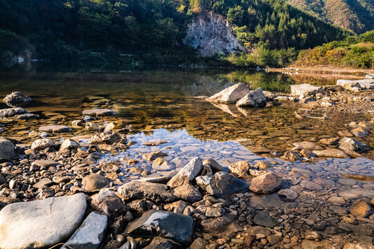 山間溪流
