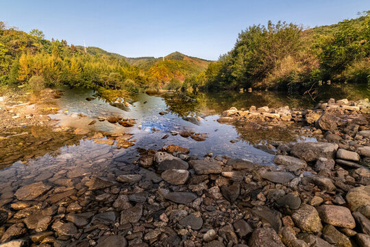 山間溪流
