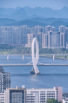 柳州白沙大橋與喀斯特地貌山丘