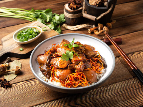 小雞燉蘑菇蓋飯