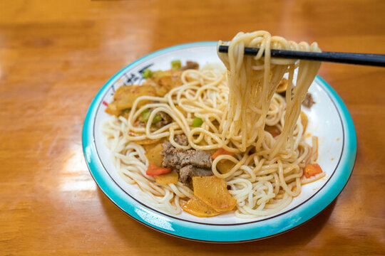 餐館里的西北風(fēng)味土豆牛肉燴面