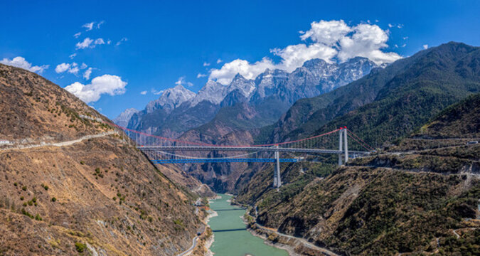 云南香格里拉虎跳峽金沙江大橋