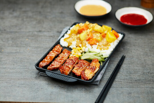 咖喱豬扒雞扒飯