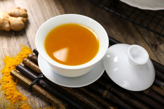 裝在碟子里的姜黃粉茶