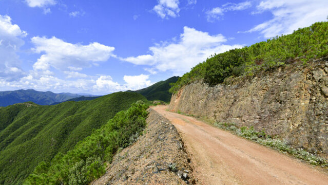 安寧黑風山昆明十大山峰之一