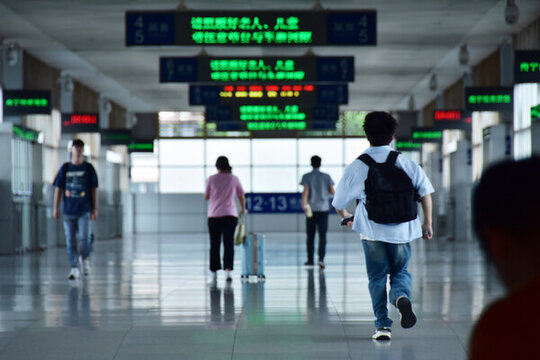 火車站過節(jié)回家的人