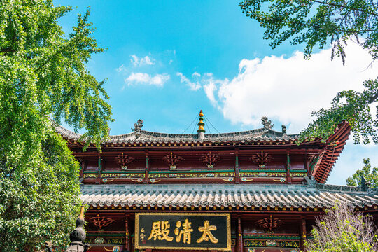 藍(lán)天白云下的太清殿