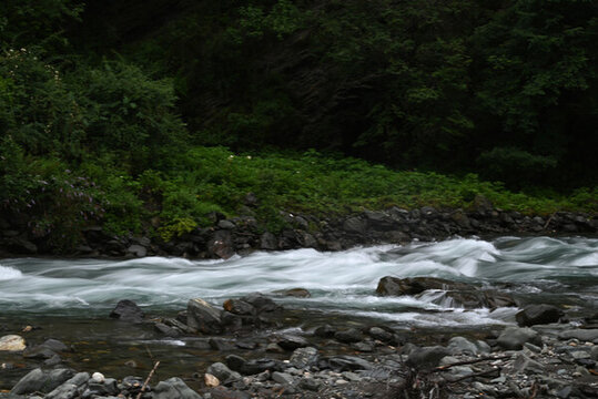 山澗激流
